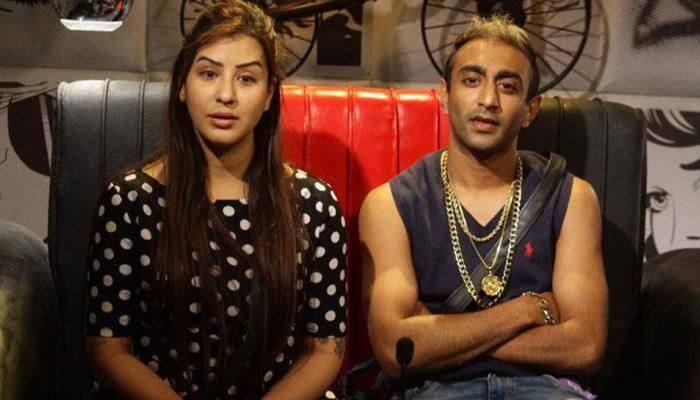 Bigg Boss 11: Akash Dadlani kisses Shilpa Shinde without her consent, Twitterati loses cool—Watch video