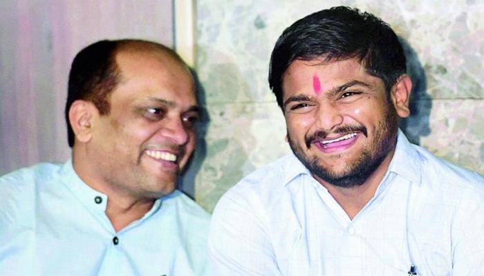 Day before Gujarat polls, top Patidar leader Dinesh Bambhaniya quits Hardik Patel&#039;s PAAS