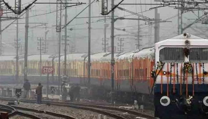 Man pushed off running train in Mumbai, dies 