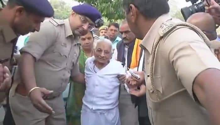 Gujarat polls: PM Narendra Modi&#039;s 97-yr-old mother Heeraben casts vote