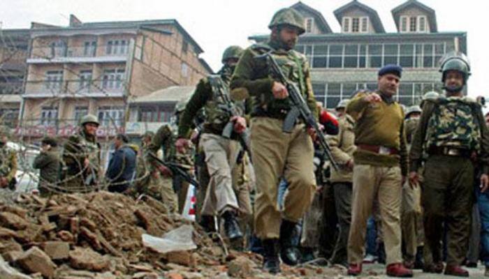 Terrorists hurl grenade at police staff quarters in J&amp;K&#039;s Pulwama