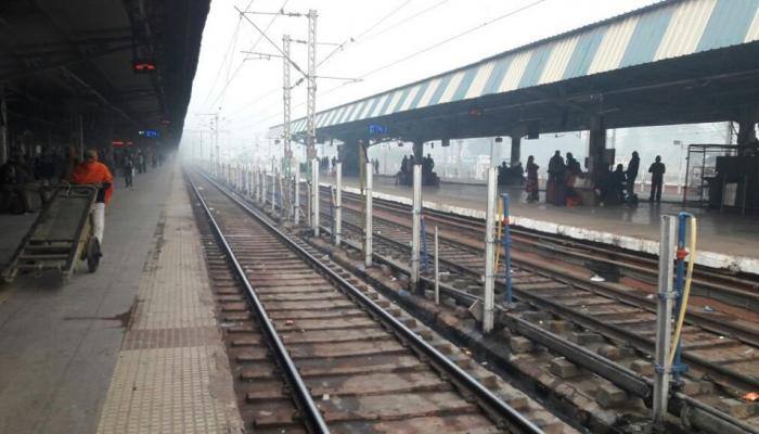 Dense fog in Delhi, 30 trains delayed, 15 cancelled; air quality remains &#039;severe&#039;