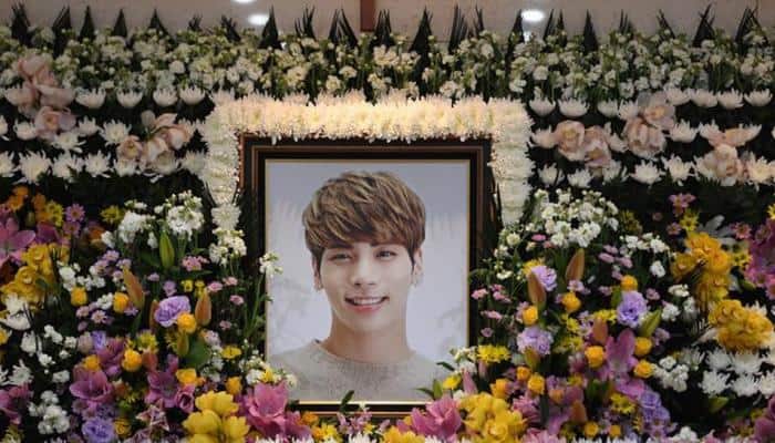K-pop stars carry suicide singer&#039;s coffin