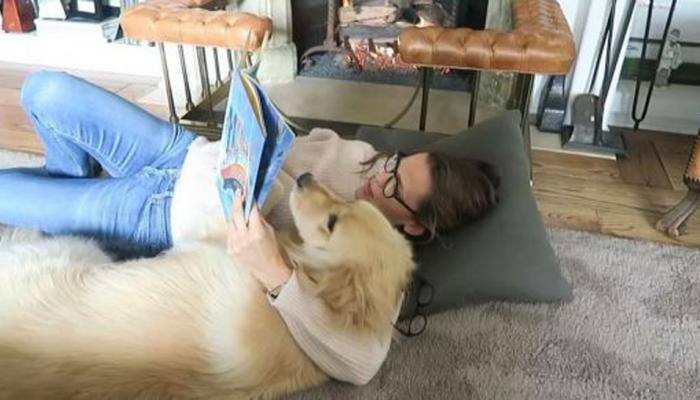 Jennifer Garner reads bedtime stories to her dog