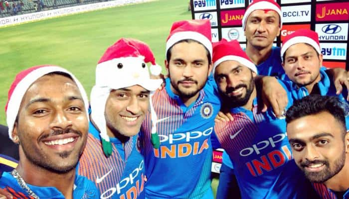 MS Dhoni the &#039;Santa&#039; wishes Merry Christmas to fans