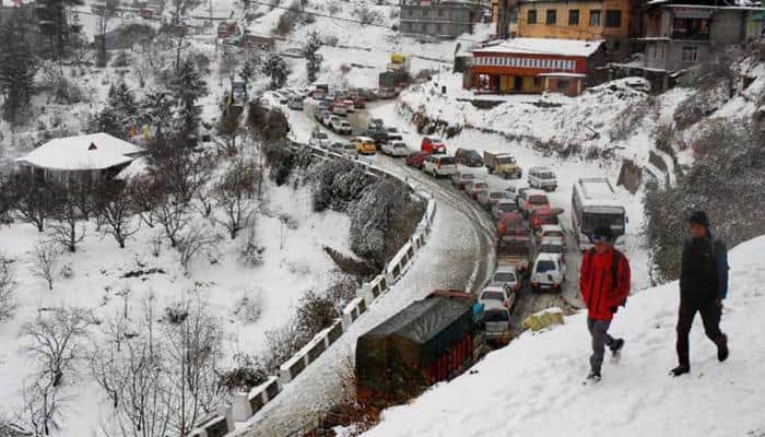 Cold wave conditions continue to grip North India, mercury below freezing point in Kashmir Valley