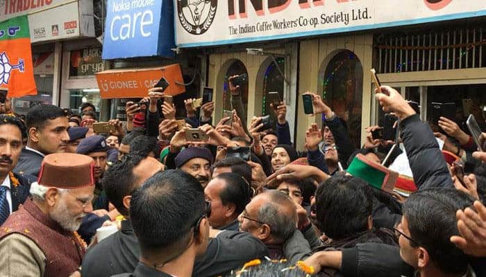 When PM Narendra Modi stopped for a cup of coffee and shook hands with people in Shimla