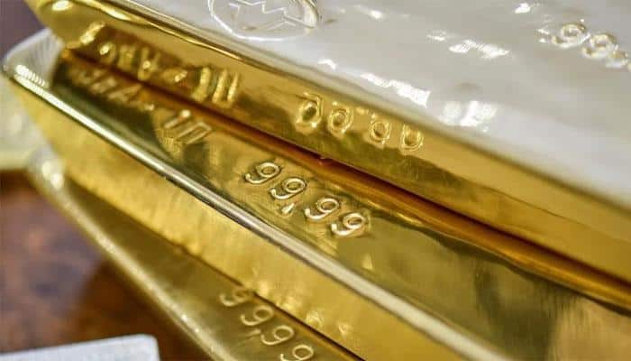 Gold hits 1-month high as weaker dollar lifts commodities