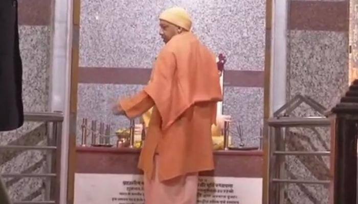 Yogi Adityanath visits Gorakhnath temple, offers prayers