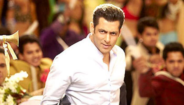 Salman Khan gives a royal ignore to 'death threats', shoots for 'Race 3' song