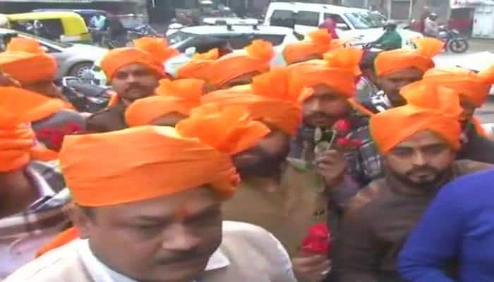 Padmaavat row: Karni Sena turns to Gandhigiri,  distributes roses in Lucknow