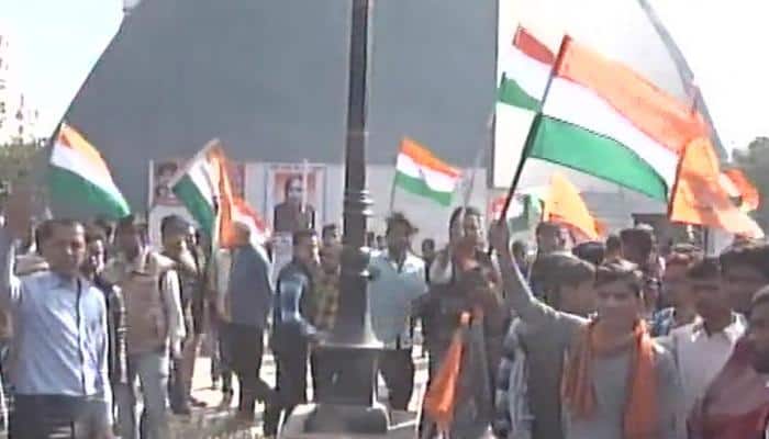 Kasganj violence: VHP holds &#039;Tiranga Yatra&#039;, Congress leaders stopped from entering town