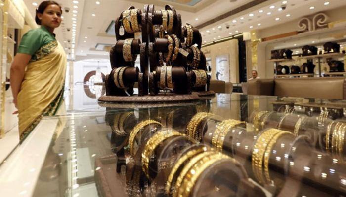 Gold surges on firm global cues, jewellers&#039; buying
