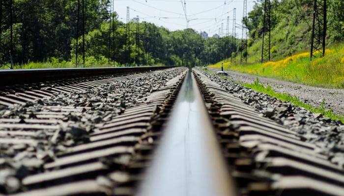 Woman jumps in front of train with 3 daughters, 2 dead