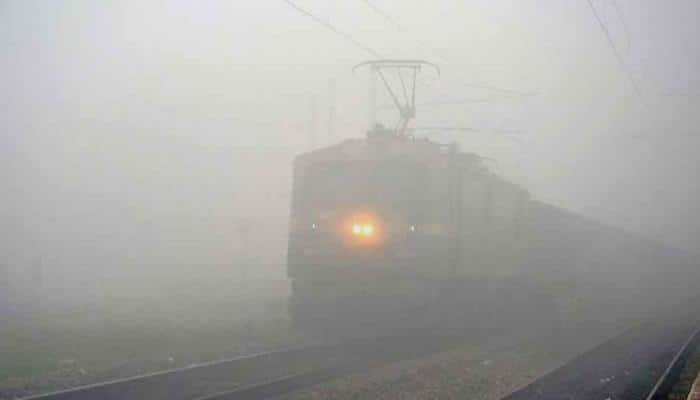Fog engulfs Delhi, disrupts train services