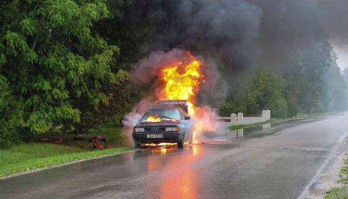 Man escapes from burning car on Yamuna Expressway