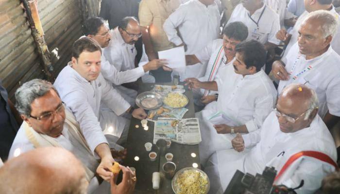 Amid BJP vs Congress &#039;pakoda&#039; politics, Rahul Gandhi takes &#039;pakoda&#039; break in Karnataka