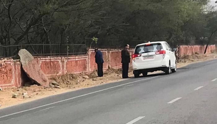 Government talks of Swachh Bharat, Rajasthan Minister urinates in public, Congress mocks BJP