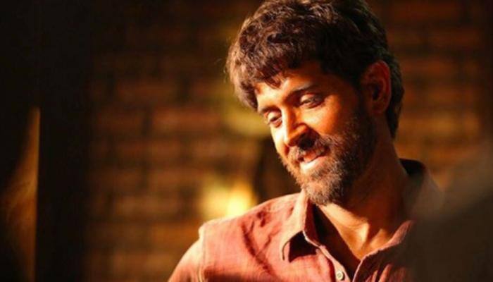 Viral pics! Hrithik Roshan sells papad on Jaipur streets for &#039;Super 30&#039;, goes unnoticed