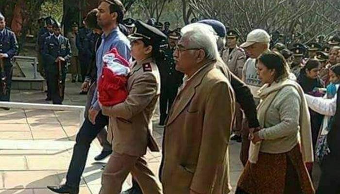 Major Kumud attends her husband’s last rites carrying 5-day-old daughter in arms