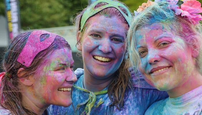 Holi Whatsapp, SMS and Facebook messages to wish your loved ones 