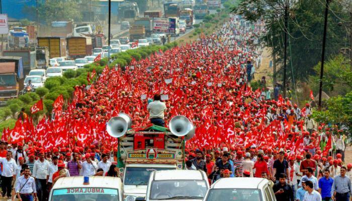 30,000 distressed farmers reach Mumbai, Shiv Sena&#039;s Aditya Thackeray offers support