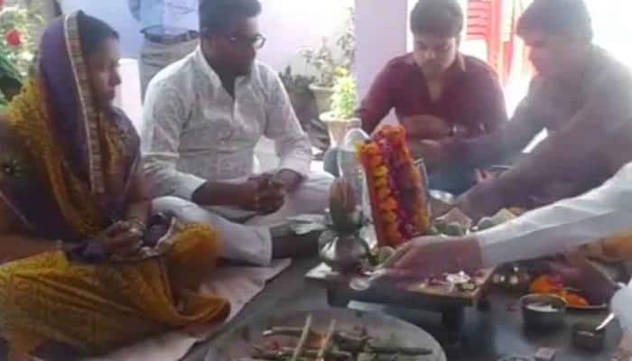 Pet love: Man performs last rites of his parrot in UP&#039;s Amroha