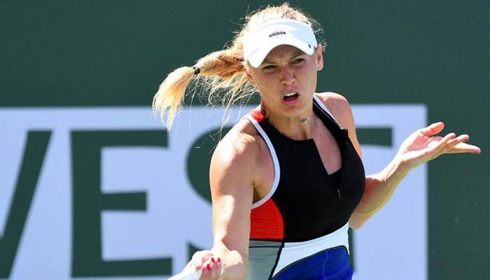 Caroline Wozniacki loses in Indian Wells, Simona Halep advances