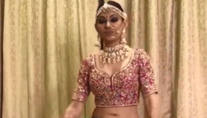  Watch: Bride dances in choli and jeans to bhangra tunes, takes internet by storm