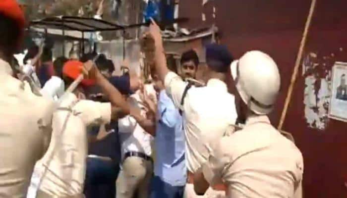 Patna Police lathicharges aspirants protesting against alleged leak of Sub Inspector exam paper - Video 