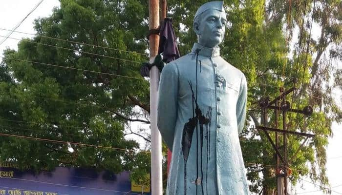 Black ink thrown on Jawaharlal Nehru&#039;s statue in West Bengal