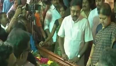 Sasikala attends husband's funeral, nephew Dhinakaran also present