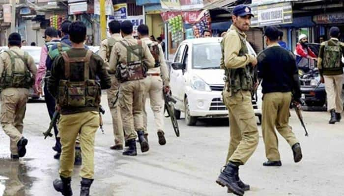 Two policemen killed in encounter in J&amp;K&#039;s Kupwara