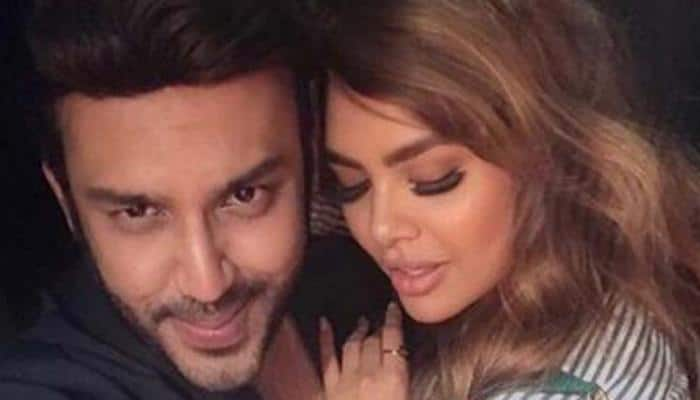 Is Esha Gupta getting engaged to Nikhil Thampi? Here&#039;s the truth!