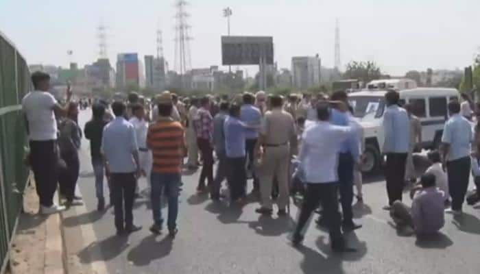 Ola drivers clash with police, block Delhi-Gurgaon highway over associate&#039;s murder