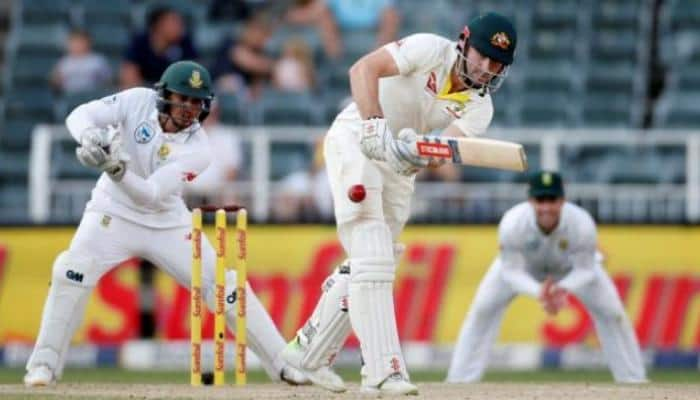 Watch: Bee stings Quinton de Kock, prevents stumping, saves Australia