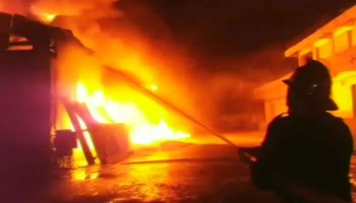 Massive fire breaks out in Bhiwandi&#039;s oil godown