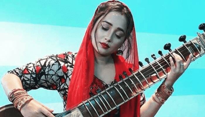 Bhojpuri siren Rani Chatterjee&#039;s first music video I Love You unveiled - Watch