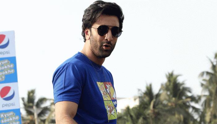 Ranbir Kapoor meets fans on Mumbai streets