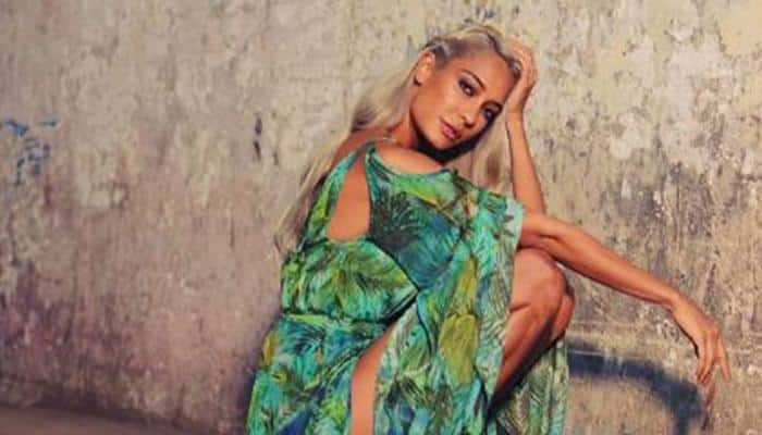 Lisa Haydon&#039;s beach video with son Zack Lalvani is adorable!– Watch