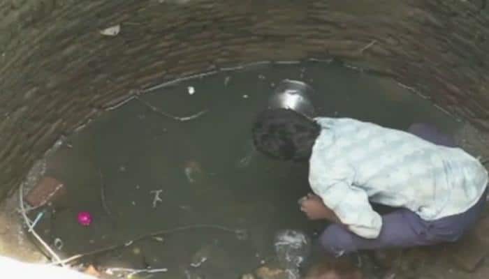 Village in Madhya Pradesh forced to filter dirty water with clothes |  Madhya Pradesh News | Zee News