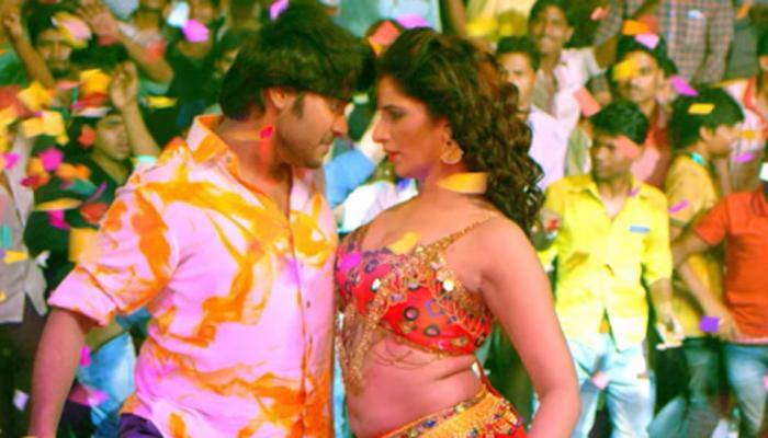 This Bhojpuri item song 'Sew Kashmiri Niyan Lagat' featuring Poonam Dubey is going viral—Watch