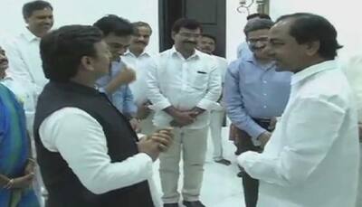 Akhilesh Yadav, K Chandrasekhar Rao meet in Hyderabad, discuss proposal to form Federal Front