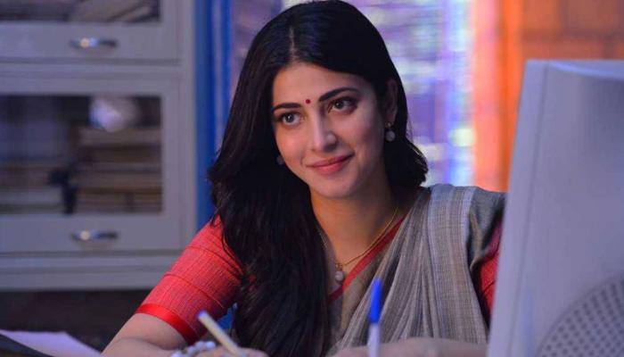 Sarika visits daughter Shruti Haasan on the sets of her next