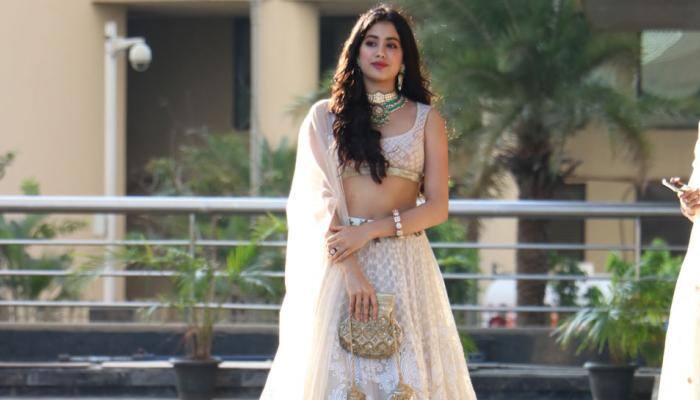Sonam Kapoor tries hard but kaleeras just didn't fall on Janhvi Kapoor—Watch video