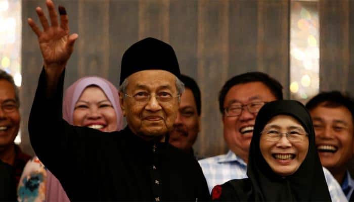 Mahathir Mohamad sworn in as Malaysia&#039;s PM after shock poll win