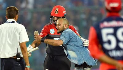 Bold fan takes selfie with Virat Kohli during DD-RCB game