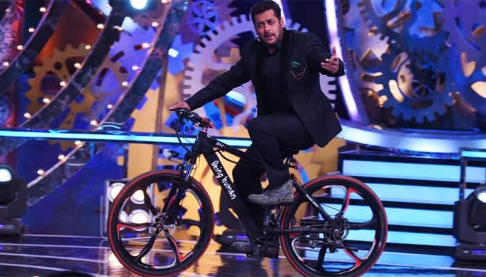 Salman Khan says no to car; goes cycling in Jaisalmer during &#039;Race 3&#039; shoot—Video