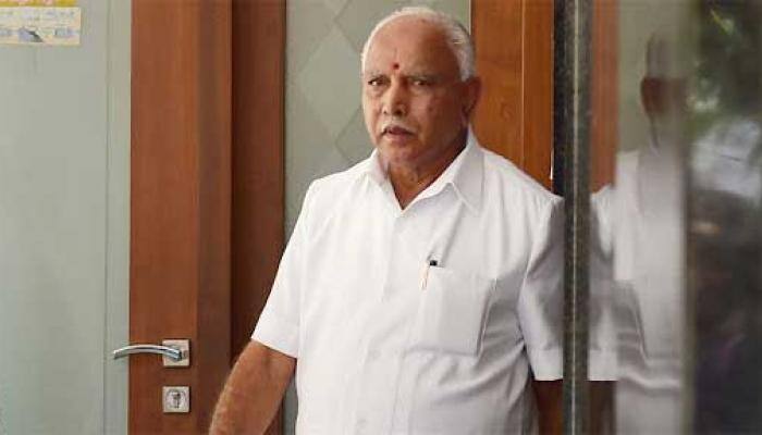 BS Yeddyurappa&#039;s convoy stopped and allegedly attacked ahead of the oath ceremony - WATCH