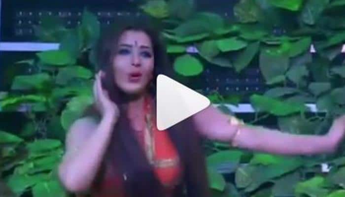 Bigg Boss 11 winner Shilpa Shinde does &#039;Naagin dance&#039; once again but this time with Sunil Grover-Watch